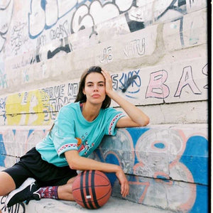 Baeza, modelo y jugadora de baloncesto con nuestros calcetines por el cáncer de mama